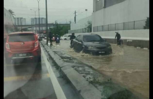 Beberapa jalan di Kajang, Bukit Jalil dan Ara Damansara terjejas akibat banjir lewat petang ini