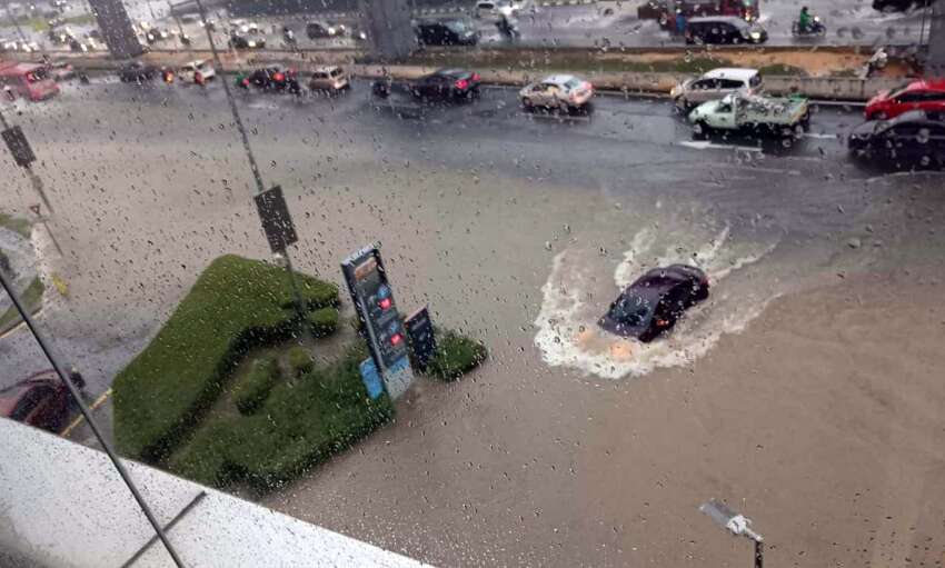 Flash floods hit certain areas in Cheras, heavy traffic on major roads in KL as a result – find alternate routes 1676024