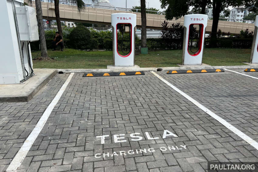 Tesla Supercharger in Sunway Pyramid – four units 1677526