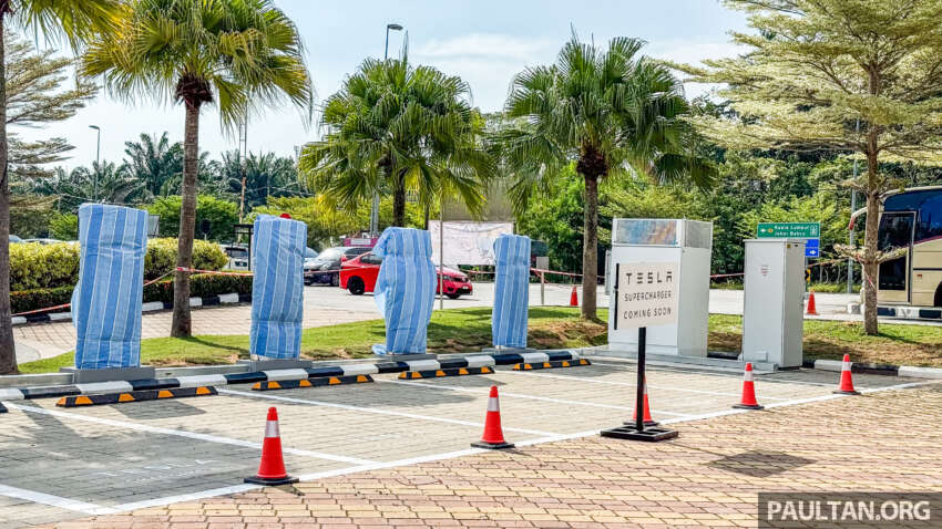 Tesla Supercharger set up at Freeport A’Famosa Outlet in Melaka – four V3 250 kW units; Tesla charging only 1684174