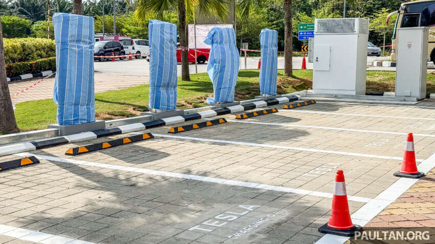 Tesla Supercharger set up at Freeport A’Famosa Outlet in Melaka – four V3 250 kW units; Tesla charging only 1684175