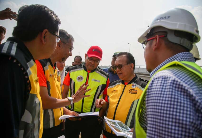 Works Minister inspects danger spot on Kg Pandan flyover, temp repair on joint that caused riders to fall 1680622