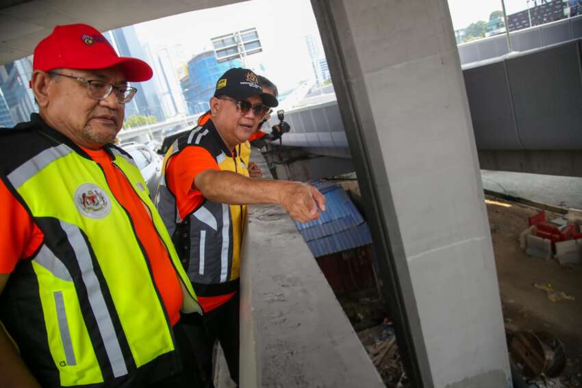 Works Minister inspects danger spot on Kg Pandan flyover, temp repair on joint that caused riders to fall 1680623