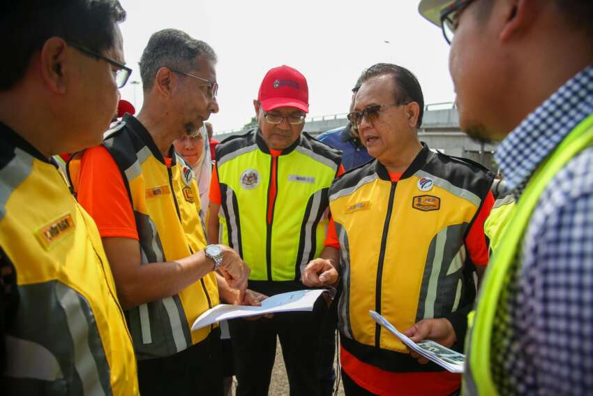 Works Minister inspects danger spot on Kg Pandan flyover, temp repair on joint that caused riders to fall 1680630
