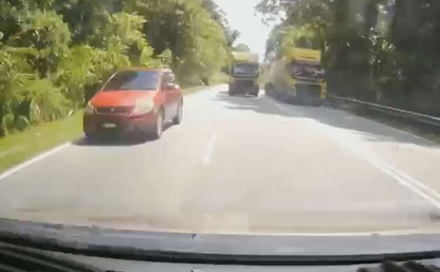 Polis Jeli sedang mengesan pemandu Suzuki SX4, treler pandu secara bahaya di Lebuhraya Timur-Barat