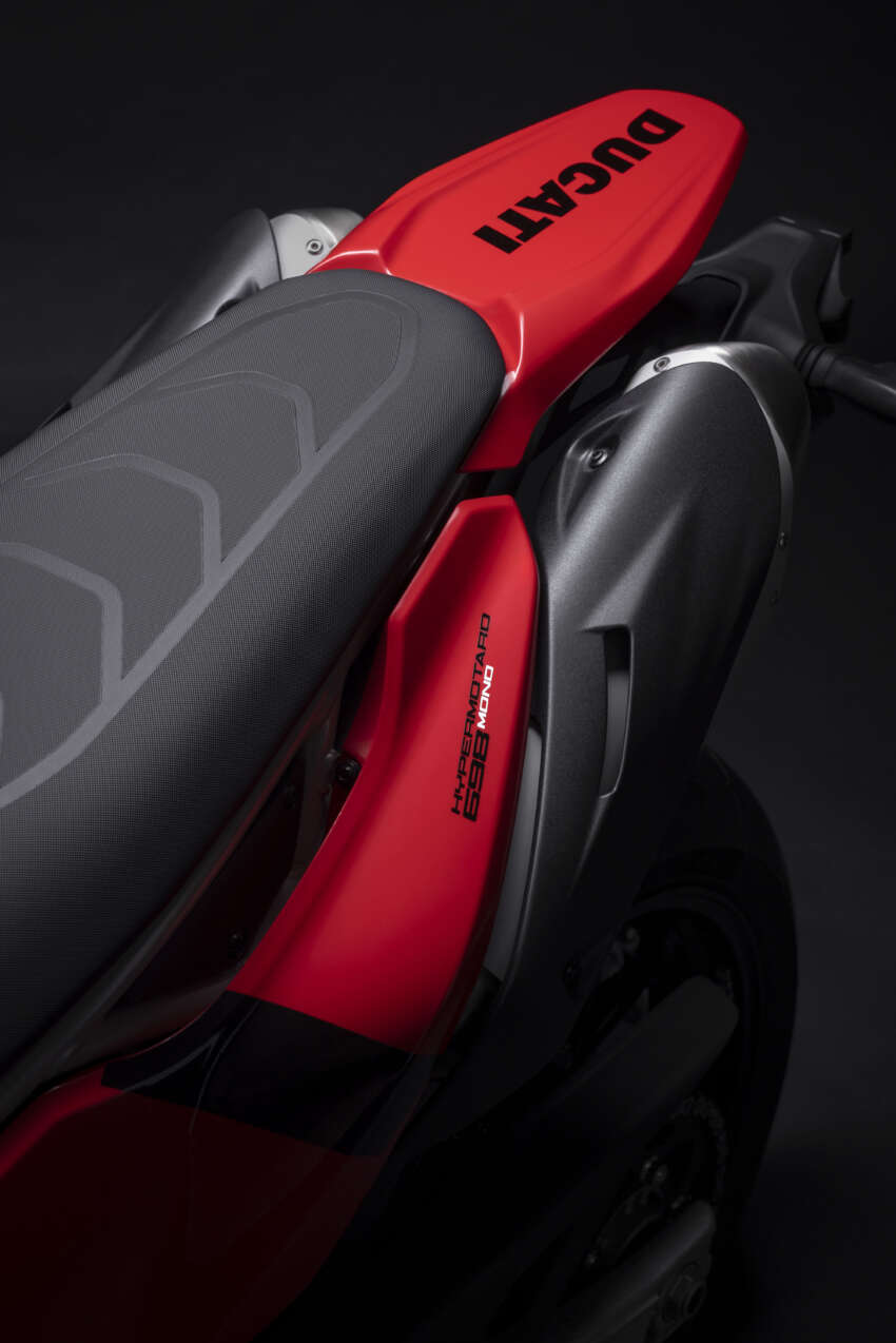Ducati Hypermotard 698 Mono didedah – enjin satu silinder 77.5 hp, berat 151 kg, suspensi boleh laras 1690738