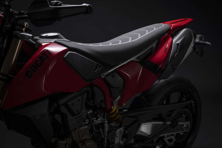 Ducati Hypermotard 698 Mono didedah – enjin satu silinder 77.5 hp, berat 151 kg, suspensi boleh laras 1690741