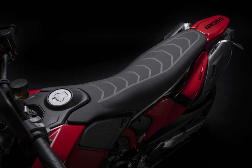 Ducati Hypermotard 698 Mono didedah – enjin satu silinder 77.5 hp, berat 151 kg, suspensi boleh laras 1690744