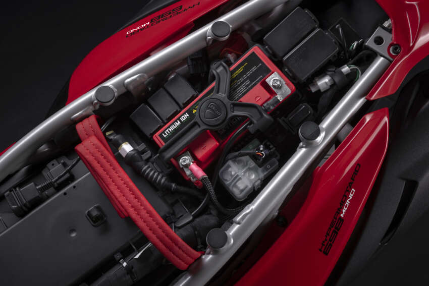 Ducati Hypermotard 698 Mono didedah – enjin satu silinder 77.5 hp, berat 151 kg, suspensi boleh laras 1690746