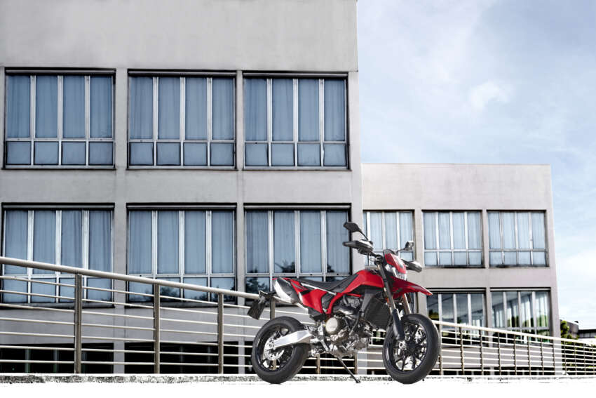 Ducati Hypermotard 698 Mono didedah – enjin satu silinder 77.5 hp, berat 151 kg, suspensi boleh laras 1690795