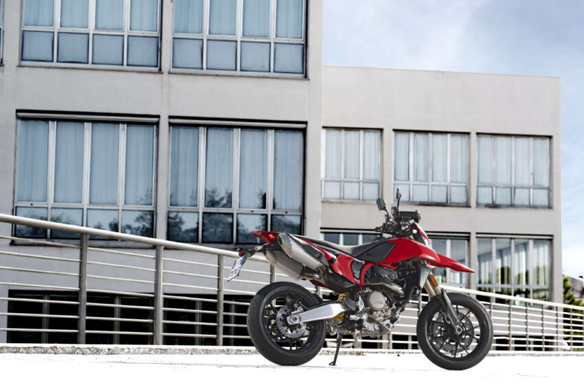 Ducati Hypermotard 698 Mono didedah – enjin satu silinder 77.5 hp, berat 151 kg, suspensi boleh laras 1690796