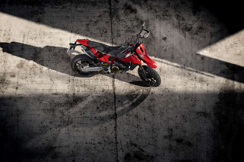 Ducati Hypermotard 698 Mono didedah – enjin satu silinder 77.5 hp, berat 151 kg, suspensi boleh laras 1690797