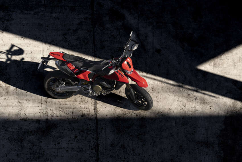 Ducati Hypermotard 698 Mono didedah – enjin satu silinder 77.5 hp, berat 151 kg, suspensi boleh laras 1690798