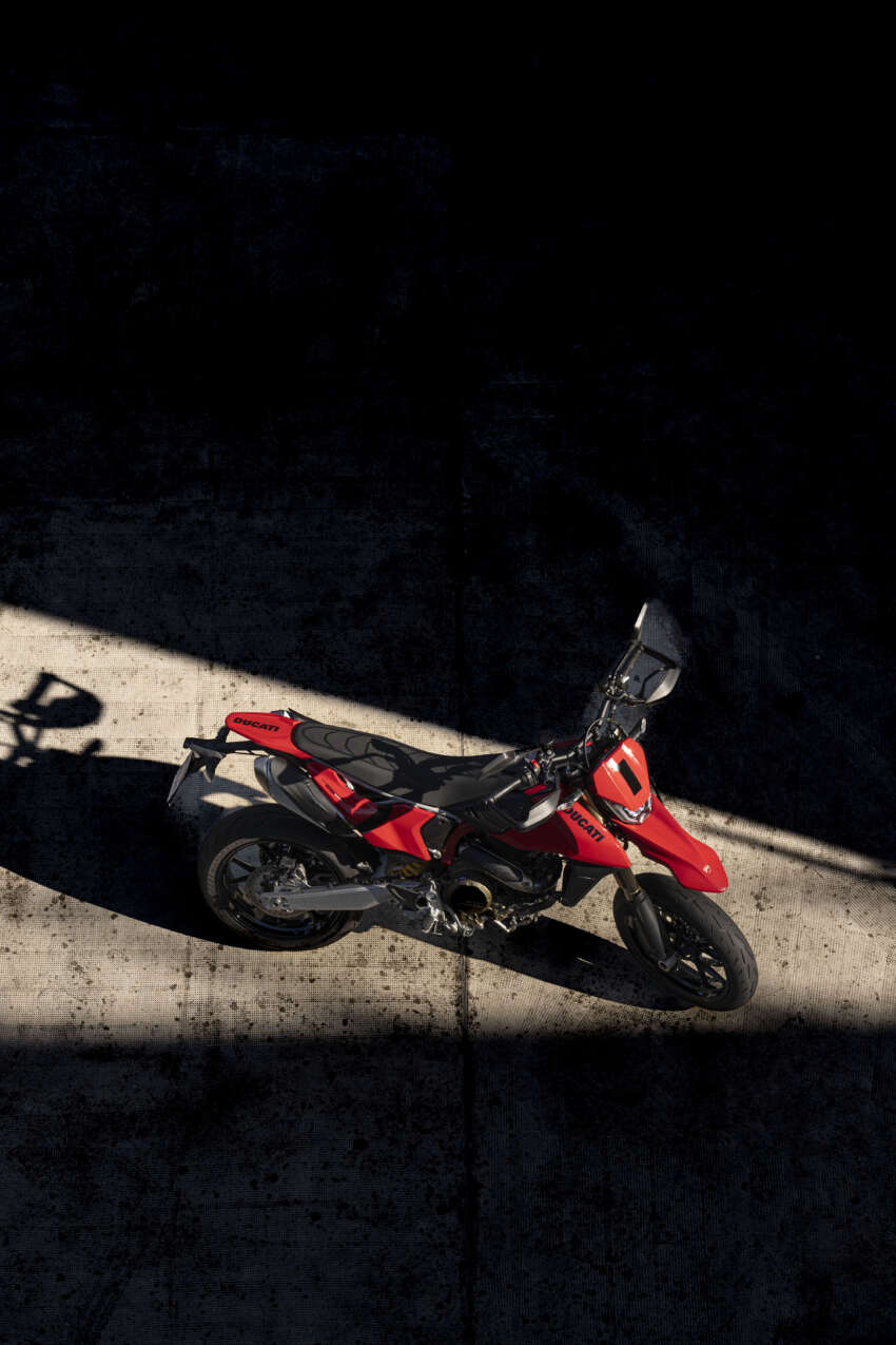 Ducati Hypermotard 698 Mono didedah – enjin satu silinder 77.5 hp, berat 151 kg, suspensi boleh laras 1690788