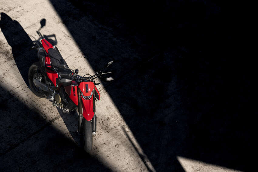 Ducati Hypermotard 698 Mono didedah – enjin satu silinder 77.5 hp, berat 151 kg, suspensi boleh laras 1690799