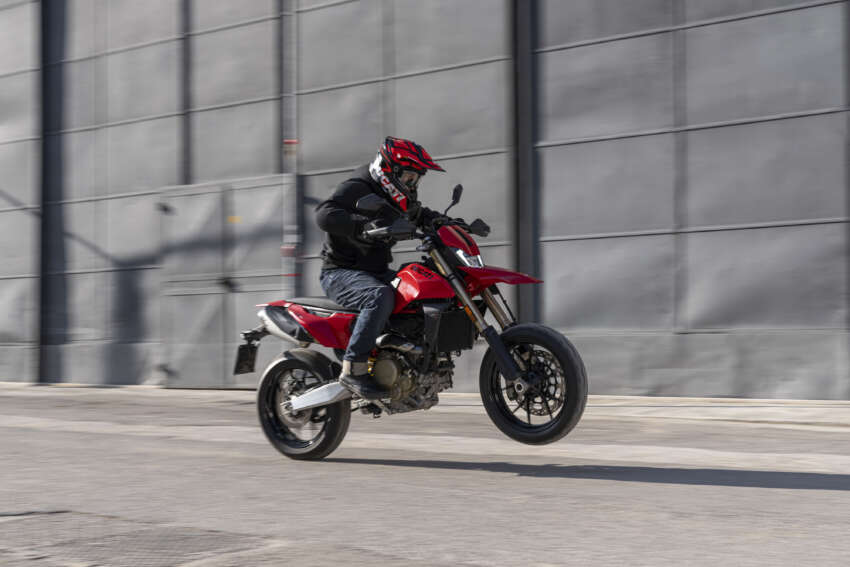 Ducati Hypermotard 698 Mono didedah – enjin satu silinder 77.5 hp, berat 151 kg, suspensi boleh laras 1690781