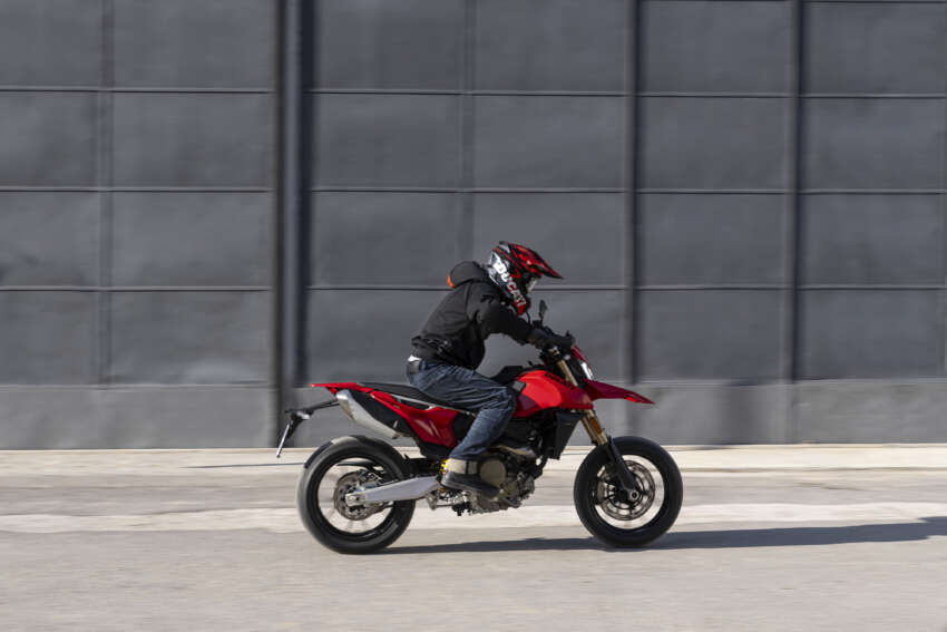 Ducati Hypermotard 698 Mono didedah – enjin satu silinder 77.5 hp, berat 151 kg, suspensi boleh laras 1690782