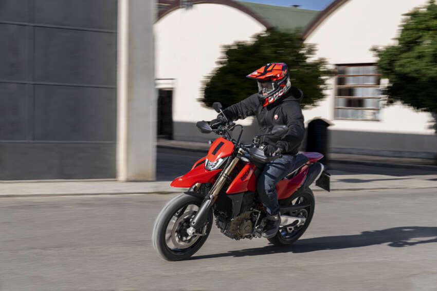 Ducati Hypermotard 698 Mono didedah – enjin satu silinder 77.5 hp, berat 151 kg, suspensi boleh laras 1690783