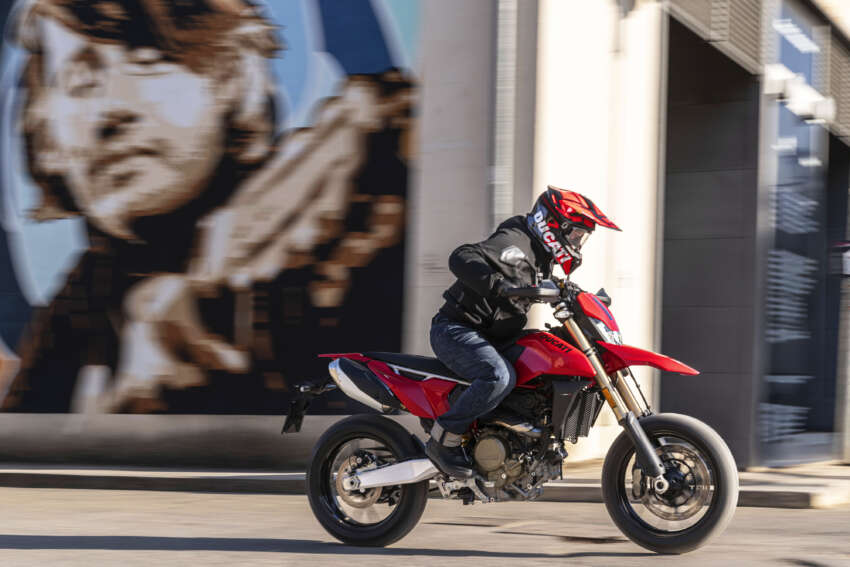 Ducati Hypermotard 698 Mono didedah – enjin satu silinder 77.5 hp, berat 151 kg, suspensi boleh laras 1690786
