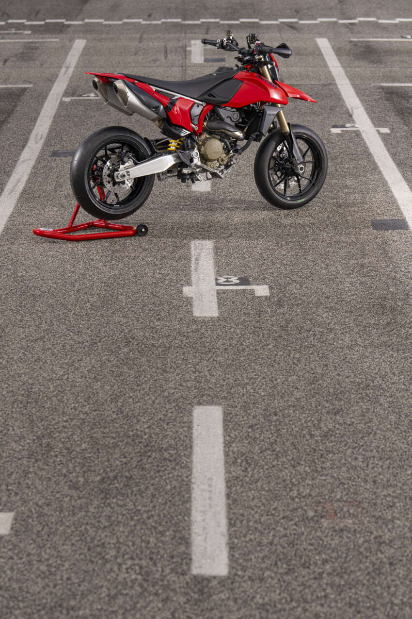 Ducati Hypermotard 698 Mono didedah – enjin satu silinder 77.5 hp, berat 151 kg, suspensi boleh laras 1690790