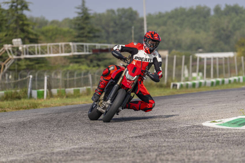 Ducati Hypermotard 698 Mono didedah – enjin satu silinder 77.5 hp, berat 151 kg, suspensi boleh laras 1690759