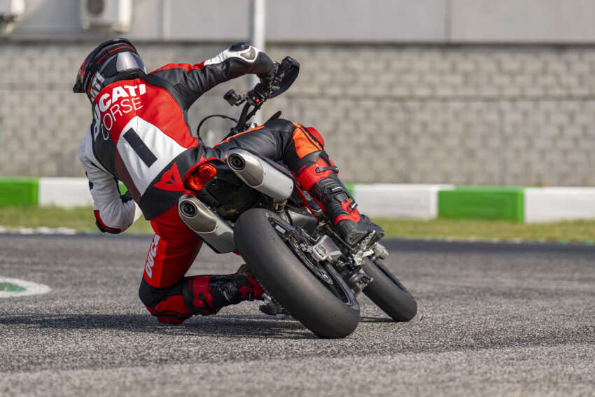 Ducati Hypermotard 698 Mono didedah – enjin satu silinder 77.5 hp, berat 151 kg, suspensi boleh laras 1690760