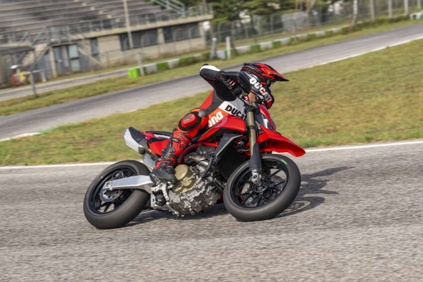 Ducati Hypermotard 698 Mono didedah – enjin satu silinder 77.5 hp, berat 151 kg, suspensi boleh laras 1690761