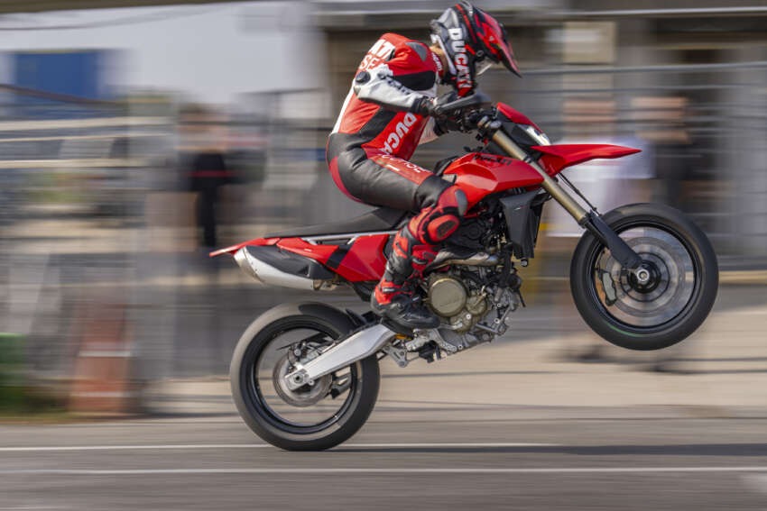 Ducati Hypermotard 698 Mono didedah – enjin satu silinder 77.5 hp, berat 151 kg, suspensi boleh laras 1690762