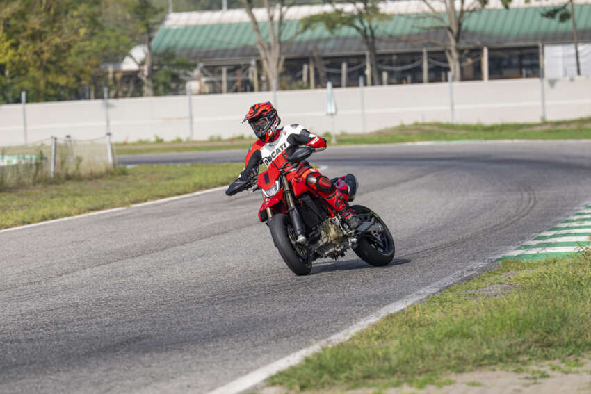 Ducati Hypermotard 698 Mono didedah – enjin satu silinder 77.5 hp, berat 151 kg, suspensi boleh laras 1690763