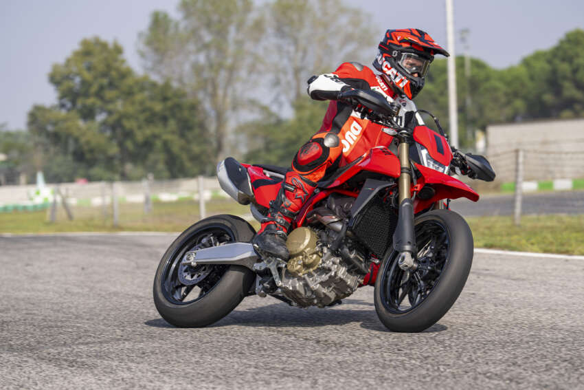 Ducati Hypermotard 698 Mono didedah – enjin satu silinder 77.5 hp, berat 151 kg, suspensi boleh laras 1690764
