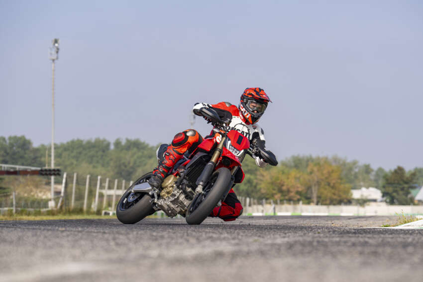 Ducati Hypermotard 698 Mono didedah – enjin satu silinder 77.5 hp, berat 151 kg, suspensi boleh laras 1690765