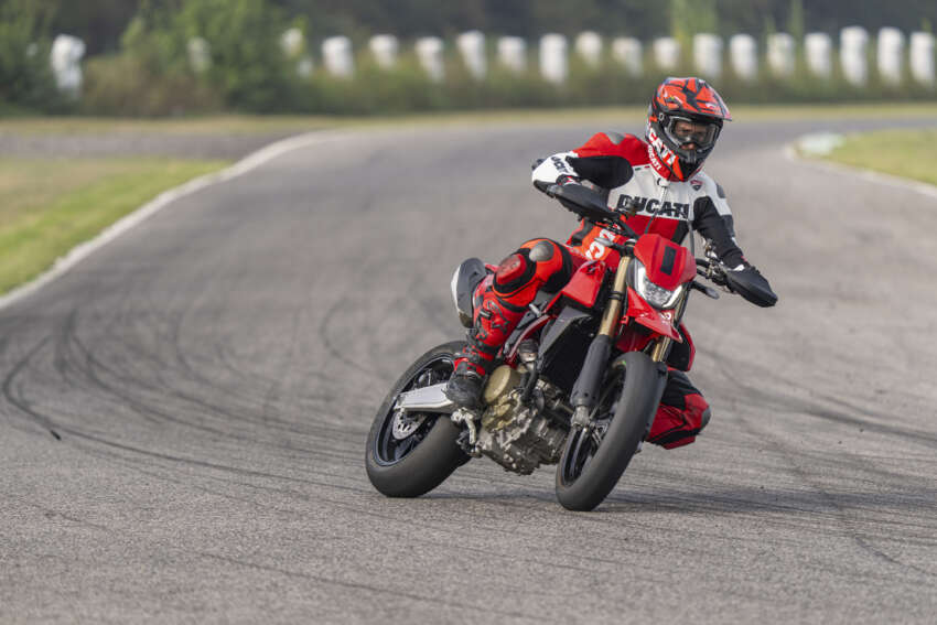 Ducati Hypermotard 698 Mono didedah – enjin satu silinder 77.5 hp, berat 151 kg, suspensi boleh laras 1690768