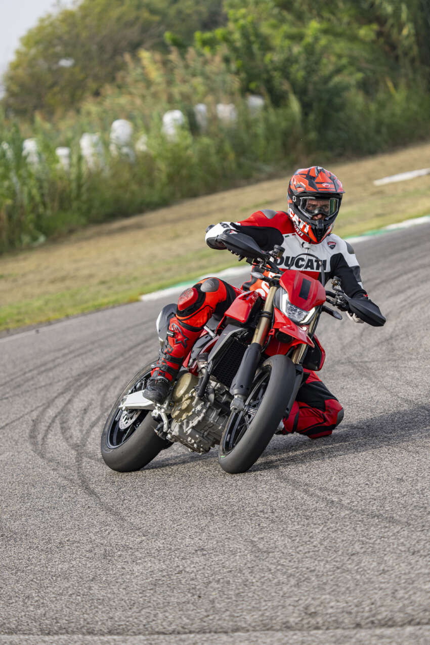 Ducati Hypermotard 698 Mono didedah – enjin satu silinder 77.5 hp, berat 151 kg, suspensi boleh laras 1690753