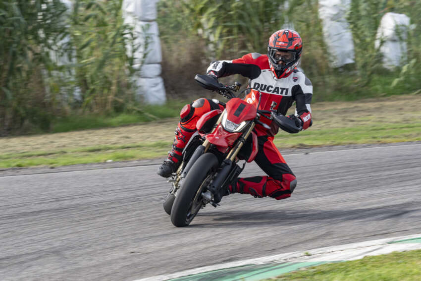 Ducati Hypermotard 698 Mono didedah – enjin satu silinder 77.5 hp, berat 151 kg, suspensi boleh laras 1690769