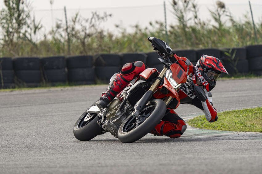 Ducati Hypermotard 698 Mono didedah – enjin satu silinder 77.5 hp, berat 151 kg, suspensi boleh laras 1690770