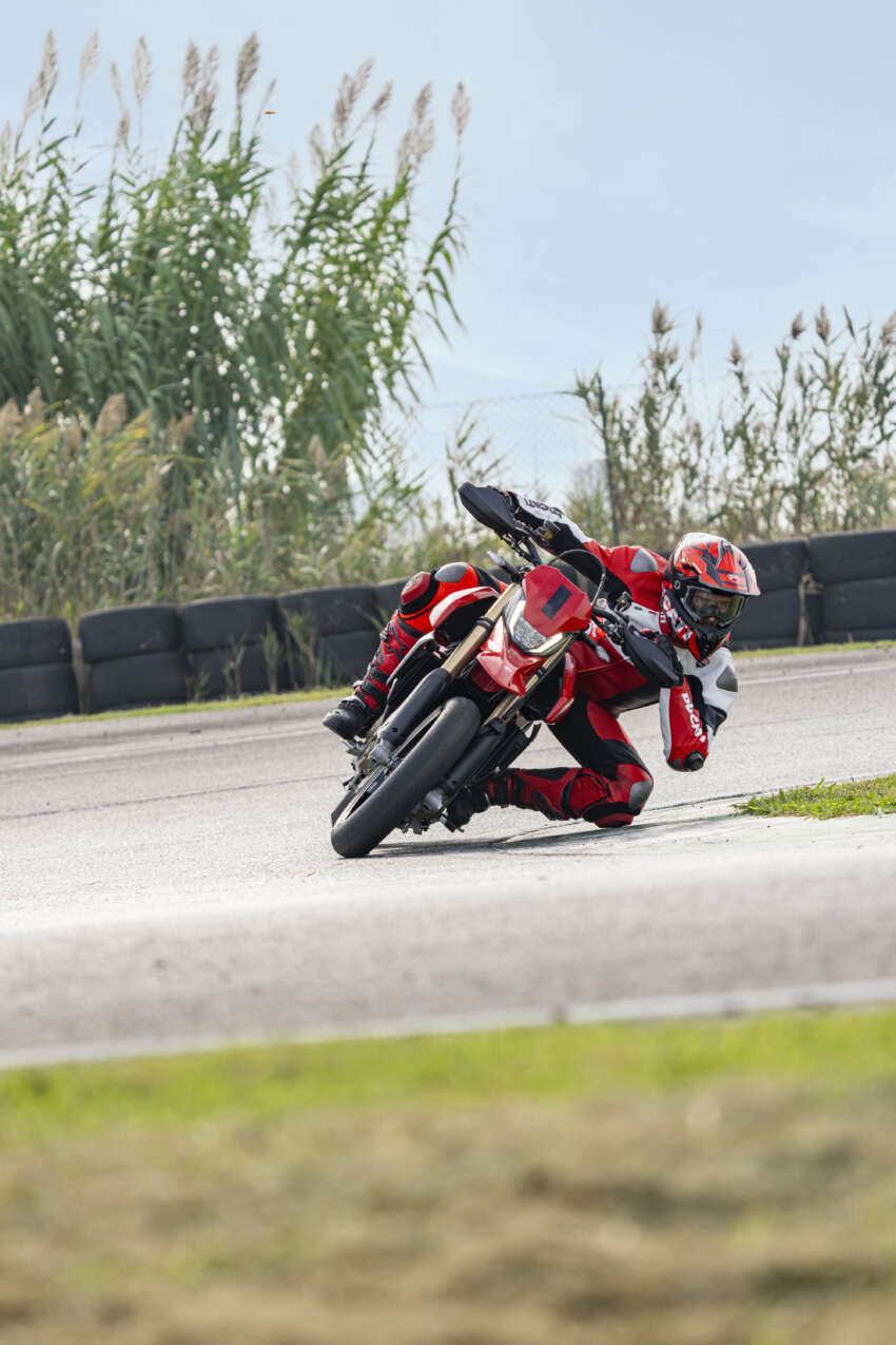 Ducati Hypermotard 698 Mono didedah – enjin satu silinder 77.5 hp, berat 151 kg, suspensi boleh laras 1690754