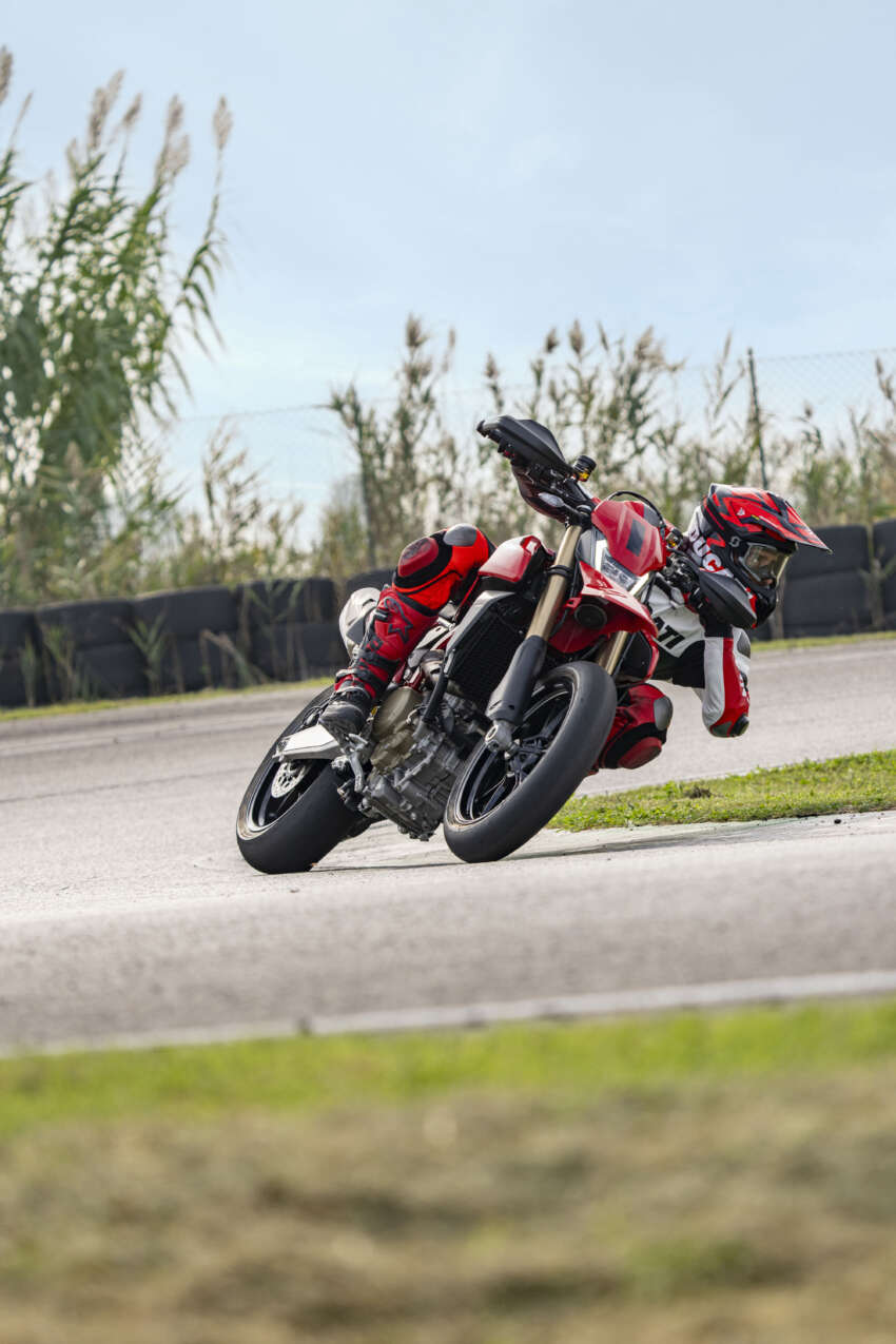 Ducati Hypermotard 698 Mono didedah – enjin satu silinder 77.5 hp, berat 151 kg, suspensi boleh laras 1690755