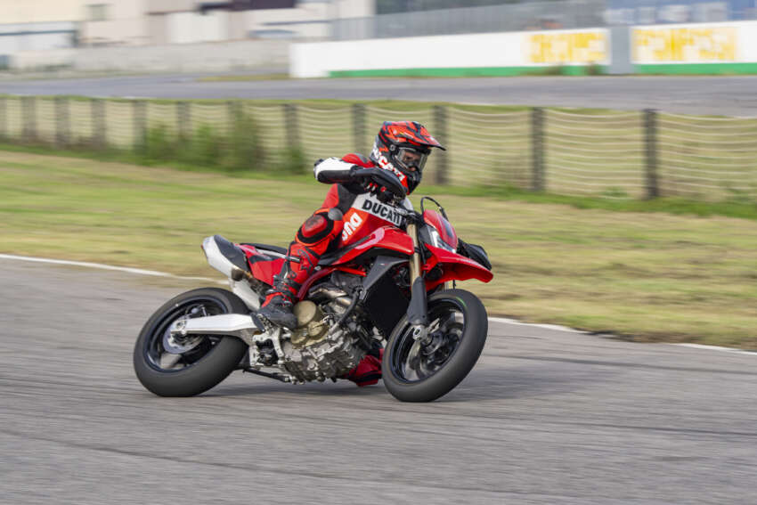 Ducati Hypermotard 698 Mono didedah – enjin satu silinder 77.5 hp, berat 151 kg, suspensi boleh laras 1690772