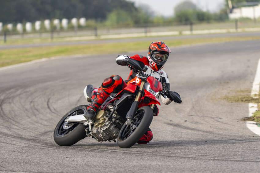 Ducati Hypermotard 698 Mono didedah – enjin satu silinder 77.5 hp, berat 151 kg, suspensi boleh laras 1690773