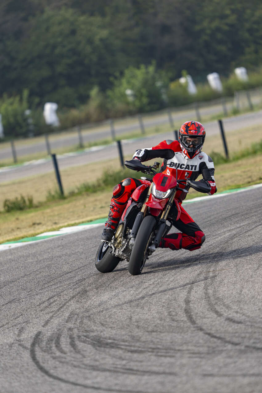 Ducati Hypermotard 698 Mono didedah – enjin satu silinder 77.5 hp, berat 151 kg, suspensi boleh laras 1690756