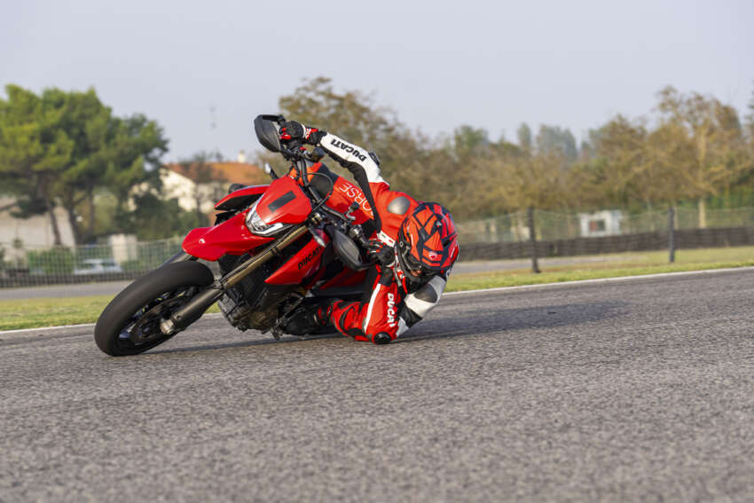 Ducati Hypermotard 698 Mono didedah – enjin satu silinder 77.5 hp, berat 151 kg, suspensi boleh laras 1690775