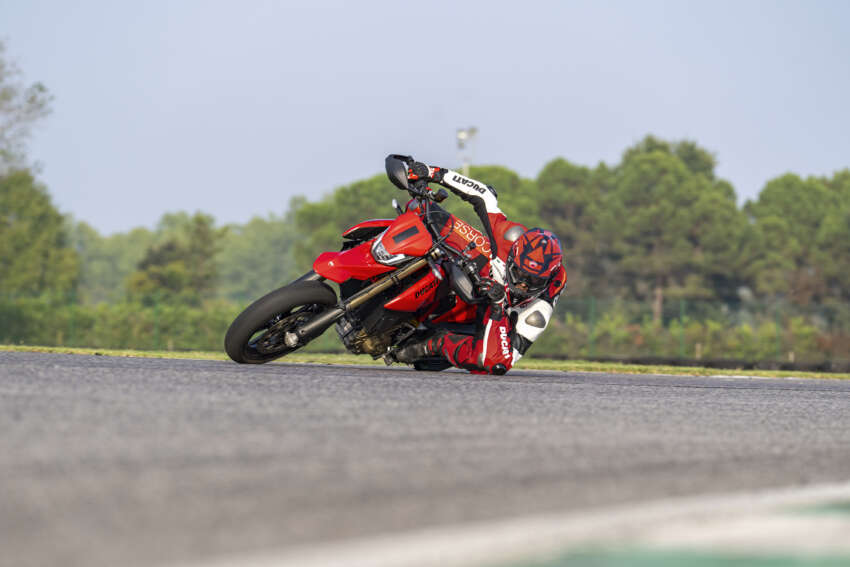 Ducati Hypermotard 698 Mono didedah – enjin satu silinder 77.5 hp, berat 151 kg, suspensi boleh laras 1690776