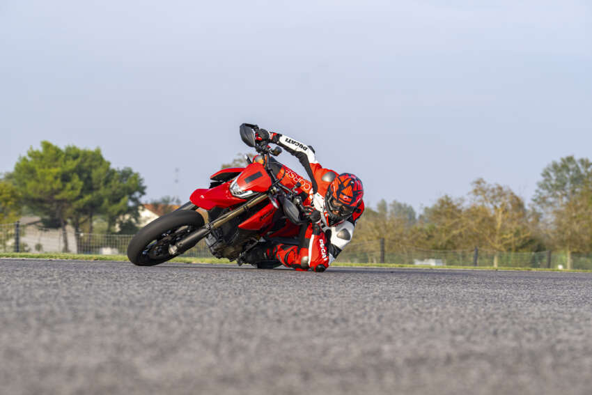 Ducati Hypermotard 698 Mono didedah – enjin satu silinder 77.5 hp, berat 151 kg, suspensi boleh laras 1690777
