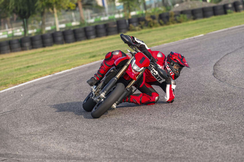 Ducati Hypermotard 698 Mono didedah – enjin satu silinder 77.5 hp, berat 151 kg, suspensi boleh laras 1690778