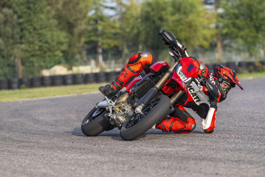 Ducati Hypermotard 698 Mono didedah – enjin satu silinder 77.5 hp, berat 151 kg, suspensi boleh laras 1690780
