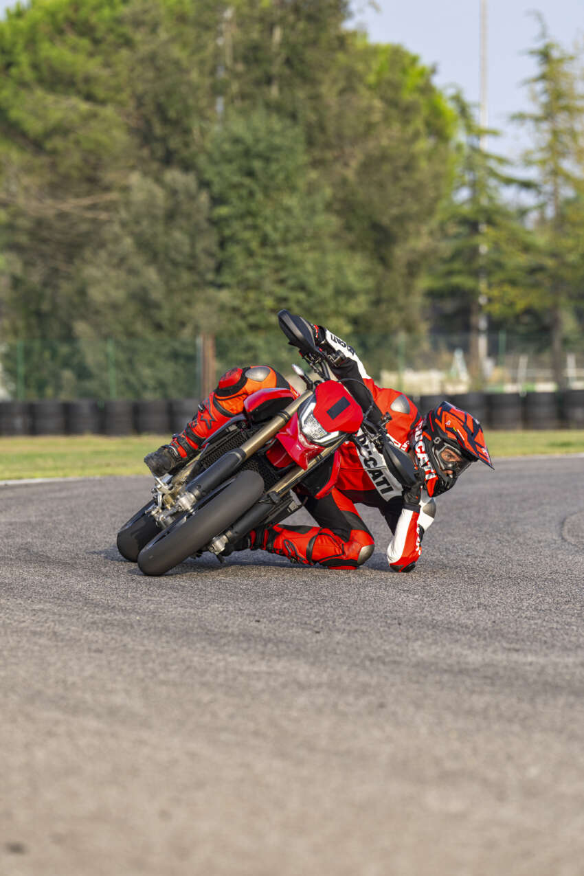 Ducati Hypermotard 698 Mono didedah – enjin satu silinder 77.5 hp, berat 151 kg, suspensi boleh laras 1690757