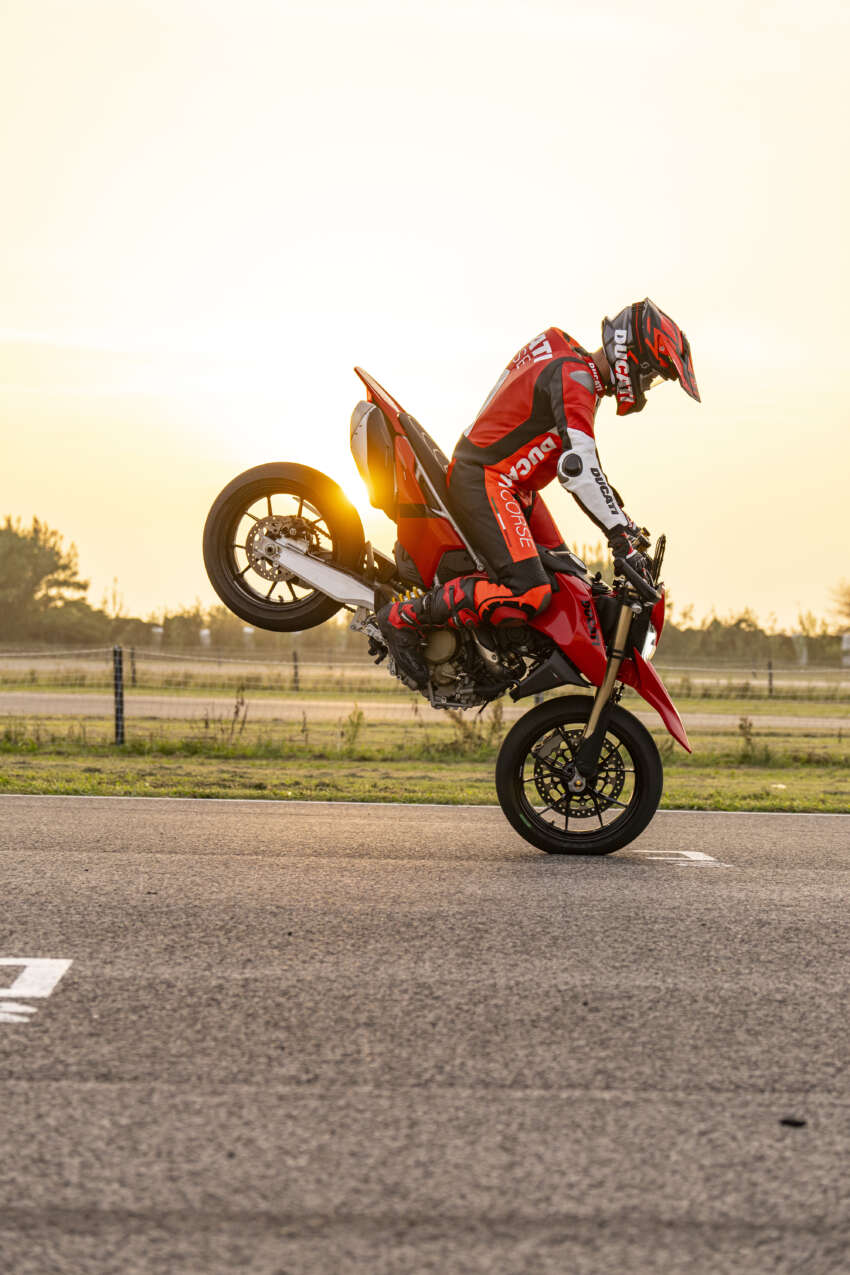 Ducati Hypermotard 698 Mono didedah – enjin satu silinder 77.5 hp, berat 151 kg, suspensi boleh laras 1690747