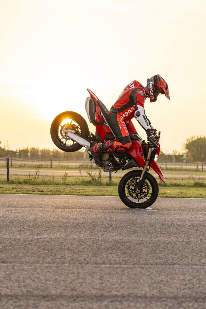Ducati Hypermotard 698 Mono didedah – enjin satu silinder 77.5 hp, berat 151 kg, suspensi boleh laras 1690748