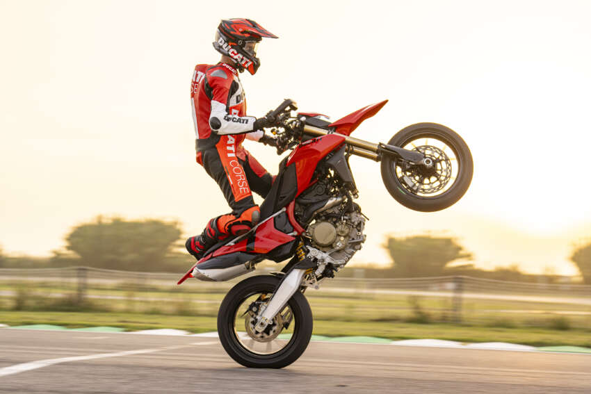 Ducati Hypermotard 698 Mono didedah – enjin satu silinder 77.5 hp, berat 151 kg, suspensi boleh laras 1690767