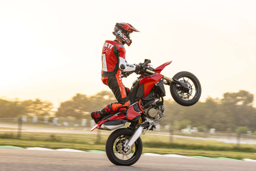 Ducati Hypermotard 698 Mono didedah – enjin satu silinder 77.5 hp, berat 151 kg, suspensi boleh laras 1690758